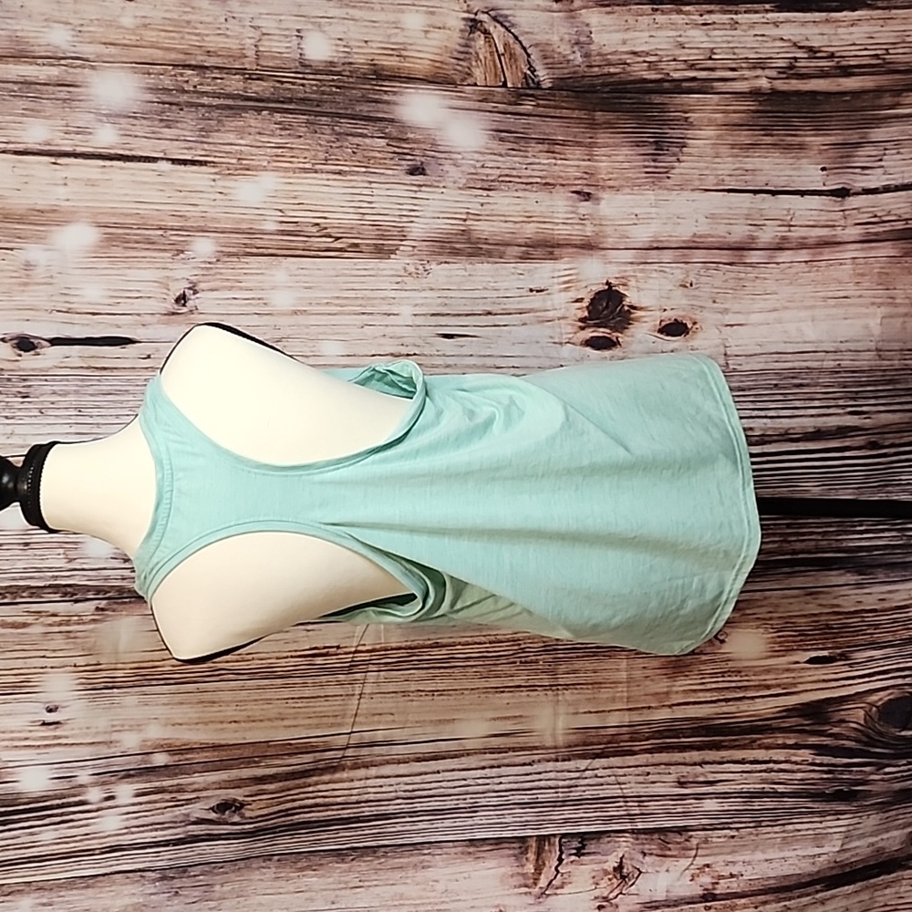 Women's workout tank - Picture 2 of 3